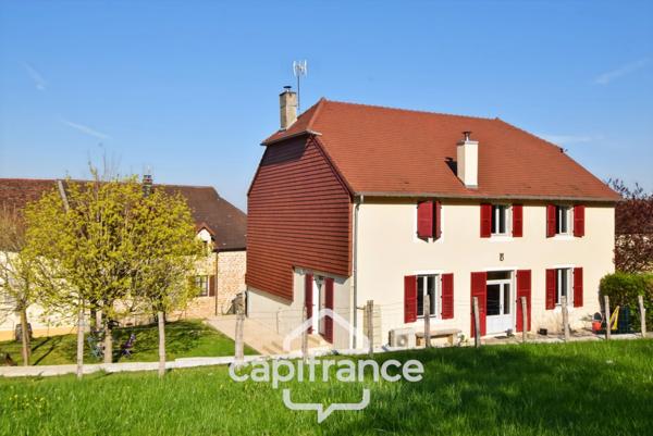 Maison de village 6 pièces non mitoyenne, entièrement rénovée, avec prestations de qualité proche de LONS LE SAUNIER (39000)