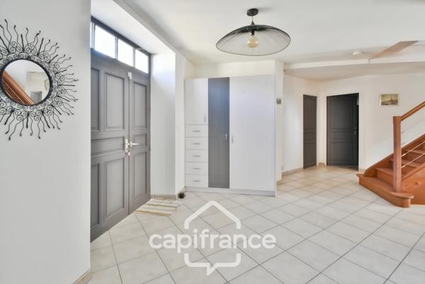 Maison de village 6 pièces non mitoyenne, entièrement rénovée, avec prestations de qualité proche de LONS LE SAUNIER (39000)