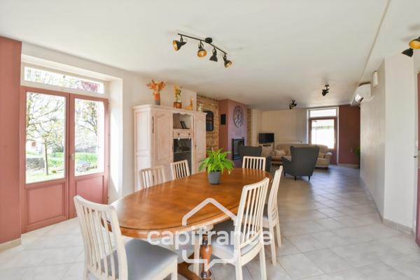 Maison de village 6 pièces non mitoyenne, entièrement rénovée, avec prestations de qualité proche de LONS LE SAUNIER (39000)