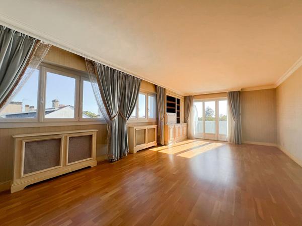 A vendre - Appartement Type 4 de 77 m² avec 2 chambres, place de parking et cave, dans résidence avec ascenseur "Angers Gare / Eblé