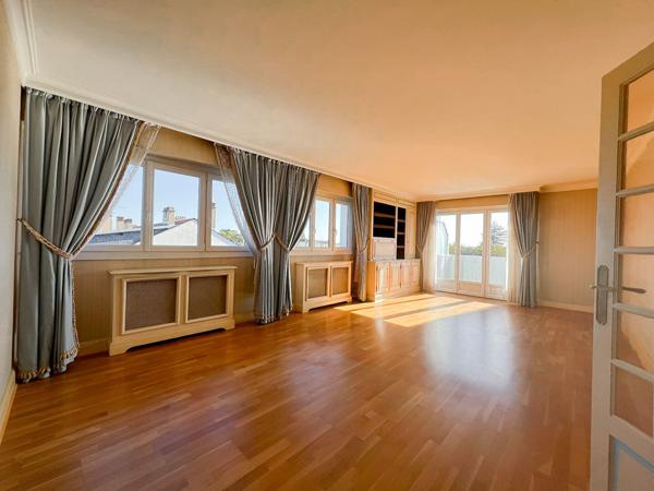 A vendre - Appartement Type 4 de 77 m² avec 2 chambres, place de parking et cave, dans résidence avec ascenseur "Angers Gare / Eblé