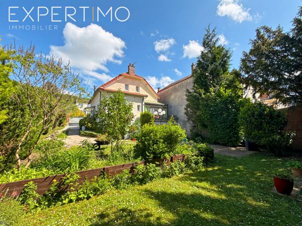 Andilly (95580) Andilly. Charmante maison de 6 pièces de 135 m², située dans un écrin de verdure, en parfait état.