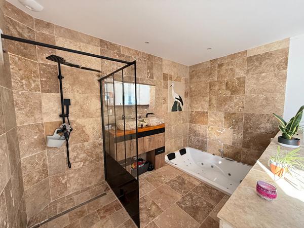 Maison Chateau Gontier Sur Mayenne - Plain pied - 3 chambres - 2 garages