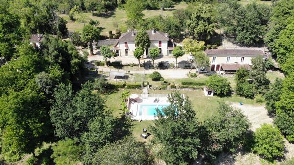 Propriété de caractère avec activité de gîtes sur environ 10 hectares .