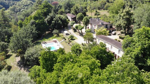 Propriété de caractère avec activité de gîtes sur environ 10 hectares .