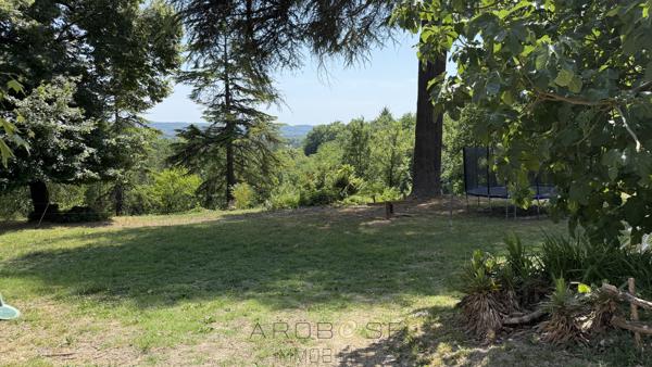 Propriété de caractère avec activité de gîtes sur environ 10 hectares .