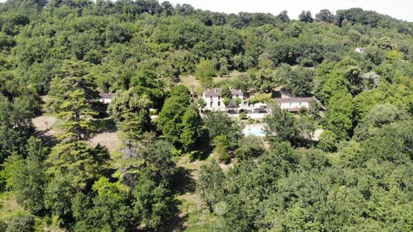 Propriété de caractère avec activité de gîtes sur environ 10 hectares .