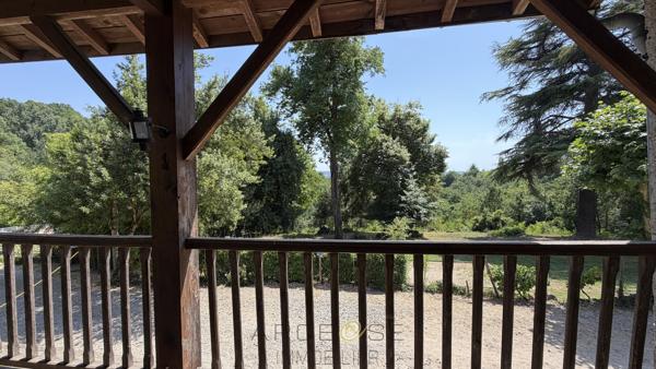 Propriété de caractère avec activité de gîtes sur environ 10 hectares .