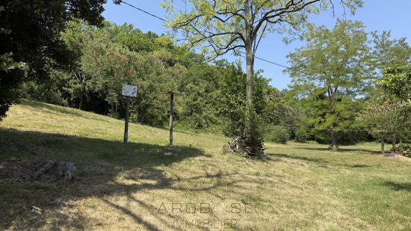 Propriété de caractère avec activité de gîtes sur environ 10 hectares .