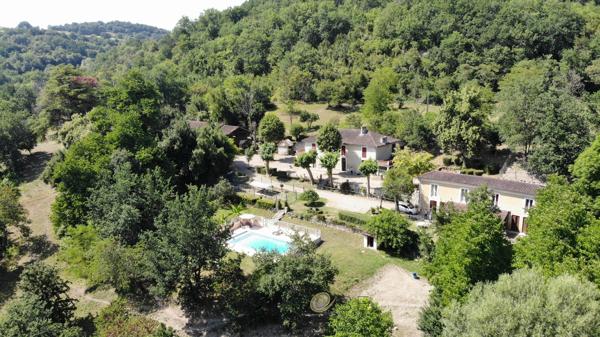 Propriété de caractère avec activité de gîtes sur environ 10 hectares .