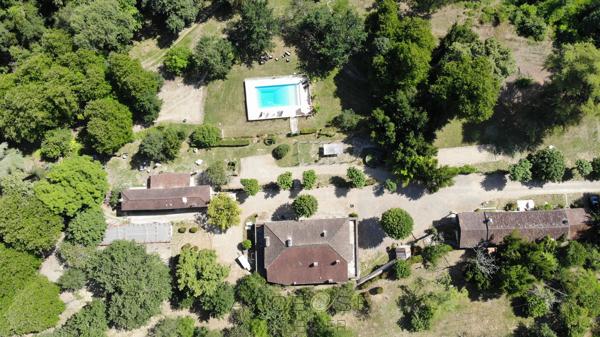 Propriété de caractère avec activité de gîtes sur environ 10 hectares .