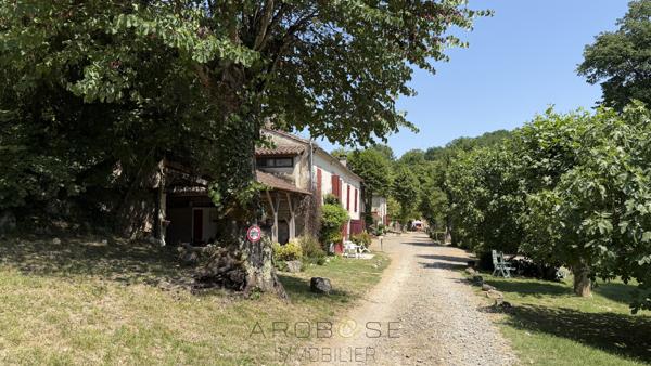 Propriété de caractère avec activité de gîtes sur environ 10 hectares .