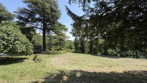 Propriété de caractère avec activité de gîtes sur environ 10 hectares .