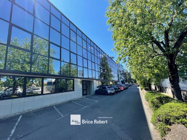 Location bureaux en rez de chaussée à Villeurbanne accès immédiat périphérique