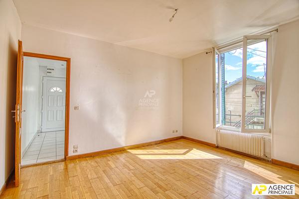 Versailles Montreuil Appartement 2 pièces 40.36 m2 carrez situé au 1er et dernier étage avec jardin privatif et box 280 000 € **  - Référence  28084