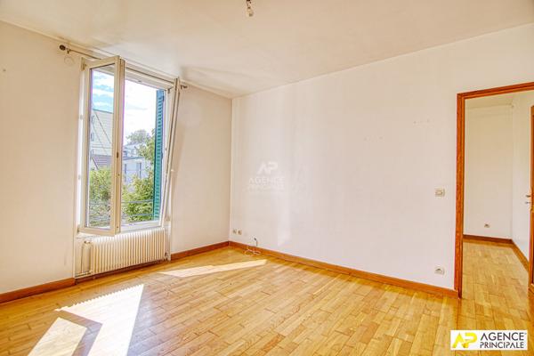 Versailles Montreuil Appartement 2 pièces 40.36 m2 carrez situé au 1er et dernier étage avec jardin privatif et box 280 000 € **  - Référence  28084