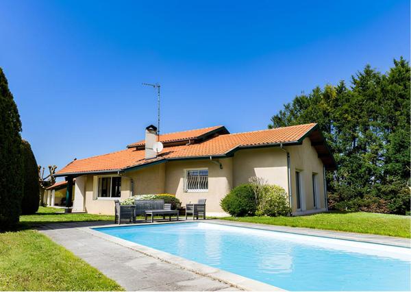 Maison Contemporaine avec Piscine et double garage
