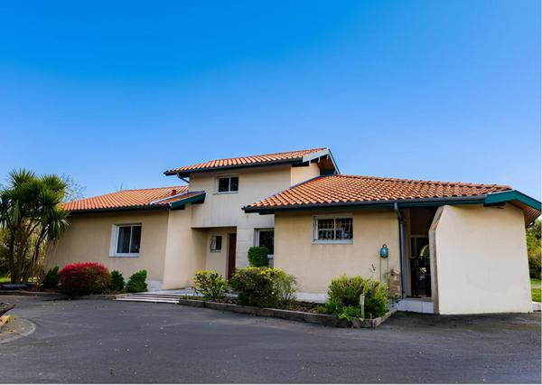 Maison Contemporaine avec Piscine et double garage