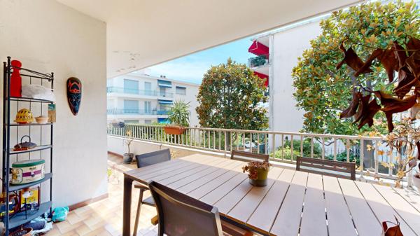 NICE - TZAREWITCH : VASTE 4 PIÈCES AVEC TERRASSE ET BALCON AU CALME AVEC GARAGE