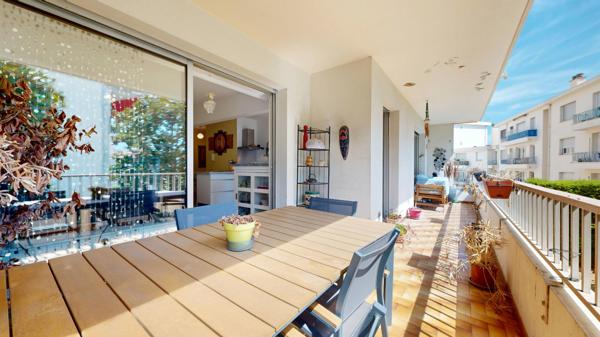 NICE - TZAREWITCH : VASTE 4 PIÈCES AVEC TERRASSE ET BALCON AU CALME AVEC GARAGE
