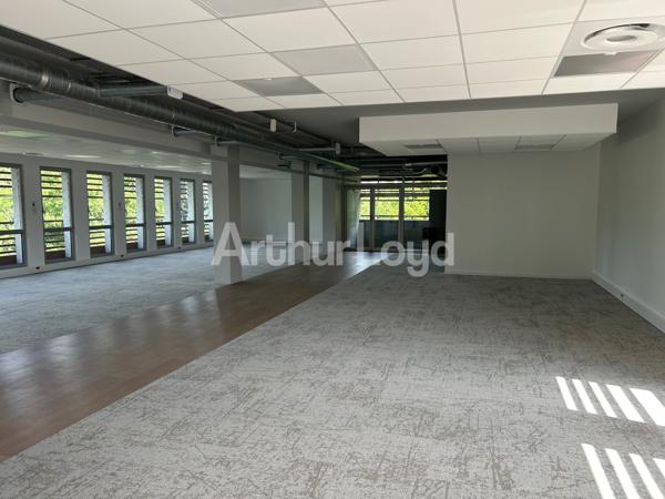 Bureau à louer Villeneuve-d'Ascq parkings privatifs et divisible dès 450 m2
