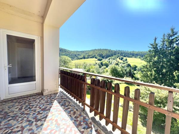 A 12 minutes de Valdahon et 25 de Pontarlier, appartement à rénover avec balcon et garage