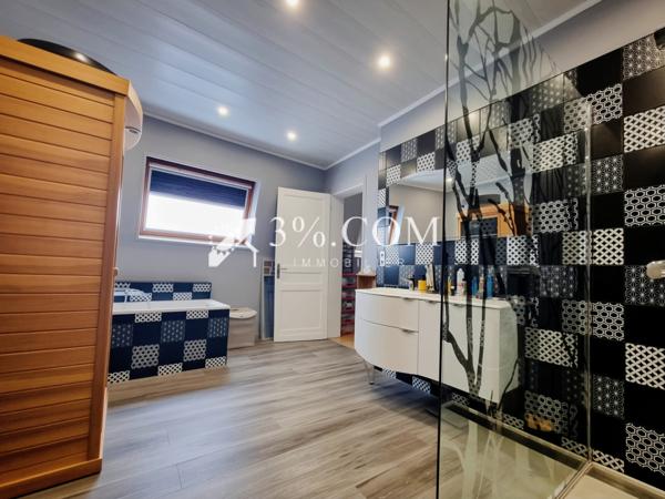 Duplex
                                                                                                                                                                                                                                                                                                                        6 pièce(s)                                                                                                                                                                                                          3 chambre(s)                                                                                                                                                                                                          196.68  m²