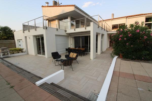 LA ROCHE SUR YON centre ville, Maison de 261m² en COLOCATION pour 6 personnes avec des Baux individuels de 10 mois renouvelables (du 01/09 au 30/06)