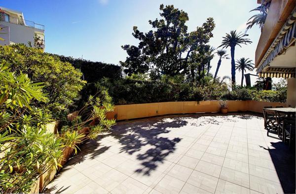 Cannes Palm Beach - Appartement en rez-de-jardin avec vue mer