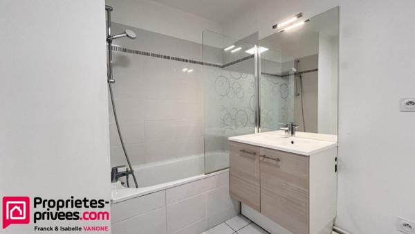 Appartement T2 - 38m² - grand balcon - place de parking - dernier étage