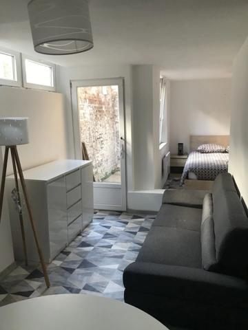 Location                                                      Appartement
                        
                     2 pièces                      25 m2                     à Saint-Quentin