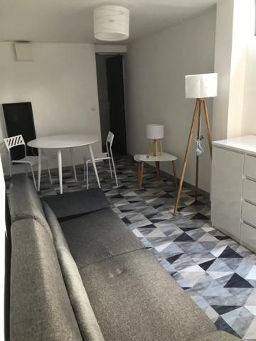 Location                                                      Appartement
                        
                     2 pièces                      25 m2                     à Saint-Quentin