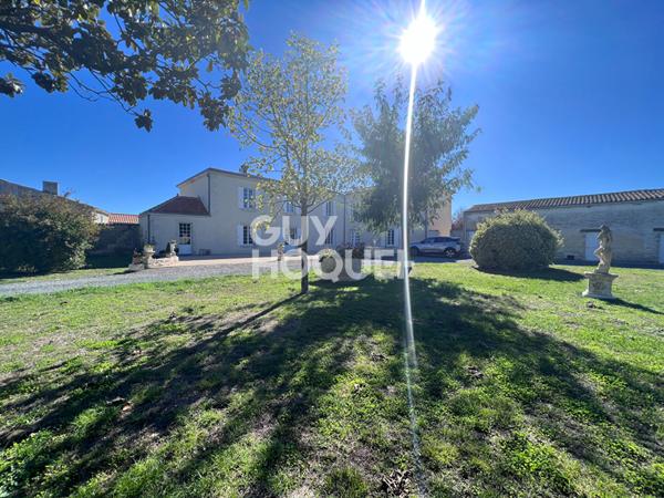 ST JEAN DE LIVERSAY : COUP DE COUR pour cette charentaise de 336 m² avec des dépendances, sur une belle parcelle de 3735 m².