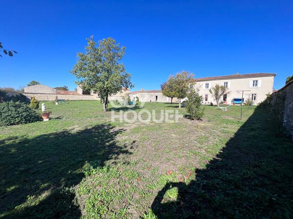 ST JEAN DE LIVERSAY : COUP DE COUR pour cette charentaise de 336 m² avec des dépendances, sur une belle parcelle de 3735 m².