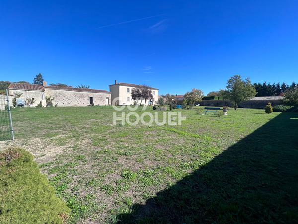 ST JEAN DE LIVERSAY : COUP DE COUR pour cette charentaise de 336 m² avec des dépendances, sur une belle parcelle de 3735 m².