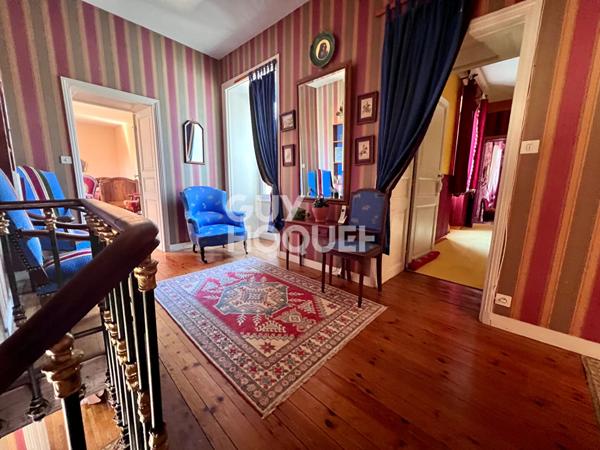 ST JEAN DE LIVERSAY : COUP DE COUR pour cette charentaise de 336 m² avec des dépendances, sur une belle parcelle de 3735 m².