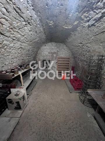 ST JEAN DE LIVERSAY : COUP DE COUR pour cette charentaise de 336 m² avec des dépendances, sur une belle parcelle de 3735 m².