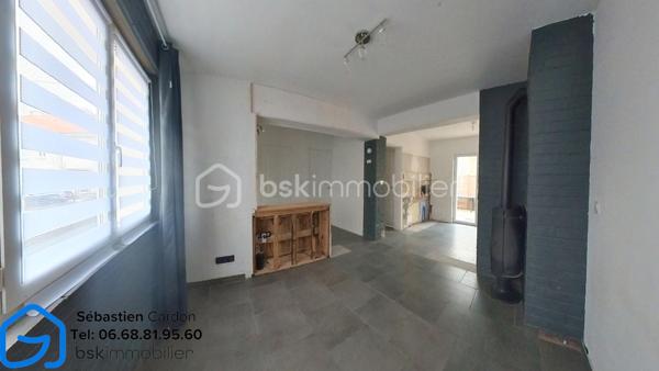 Maison semi individuelle de 60 m² avec jardin – Fort potentiel !

Découvrez cette agréable maison semi individuelle d'environ 65 m², offrant un cadre de vie fonctionnel et de nombreux atouts techniques.

Au rez-de-chaussée, vous trouverez :

Une entrée avec placard intégré.
Une belle pièce de vie ouverte comprenant le salon, le séjour et l'espace cuisine, offrant un espace convivial et lumineux.

À l'étage, un palier dessert :

Deux chambres de 12 m² et 9 m².
Un bureau de 6,5 m², pouvant également être aménagé en dressing selon vos besoins.

Les extérieurs et annexes :

Une cave d'environ 16 m².
Une cour/jardin d'environ 30 m², idéale pour profiter des beaux jours.

Les atouts du bien :

Assainissement raccordé au tout-à-l'égout.
Panneaux solaires sous garantie décennale.
Installation électrique entièrement refaite et conforme!
Menuiseries en double vitrage.
Isolation thermique par l'extérieur.
Combles isolés.
Chauffage électrique complété par un poêle à bois.

Travaux à prévoir :
La maison nécessite uniquement des travaux de finition pour la personnaliser à votre goût :

Installation d'une cuisine.
Rénovation de la salle de bains.
Pose des revêtements de sol bas et finir de poncer le parquet du haut, et rénovation des plafonds.

Visite virtuel sur demande sur :  s.cardon@bskimmobilier.com , Cni obligatoire 

Cette maison représente une belle opportunité pour un premier achat ou un investissement, avec une base technique saine et des travaux déjà réalisés, ne laissant que les finitions esthétiques à prévoir.

À visiter sans tarder !