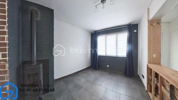 Maison semi individuelle de 60 m² avec jardin – Fort potentiel !

Découvrez cette agréable maison semi individuelle d'environ 65 m², offrant un cadre de vie fonctionnel et de nombreux atouts techniques.

Au rez-de-chaussée, vous trouverez :

Une entrée avec placard intégré.
Une belle pièce de vie ouverte comprenant le salon, le séjour et l'espace cuisine, offrant un espace convivial et lumineux.

À l'étage, un palier dessert :

Deux chambres de 12 m² et 9 m².
Un bureau de 6,5 m², pouvant également être aménagé en dressing selon vos besoins.

Les extérieurs et annexes :

Une cave d'environ 16 m².
Une cour/jardin d'environ 30 m², idéale pour profiter des beaux jours.

Les atouts du bien :

Assainissement raccordé au tout-à-l'égout.
Panneaux solaires sous garantie décennale.
Installation électrique entièrement refaite et conforme!
Menuiseries en double vitrage.
Isolation thermique par l'extérieur.
Combles isolés.
Chauffage électrique complété par un poêle à bois.

Travaux à prévoir :
La maison nécessite uniquement des travaux de finition pour la personnaliser à votre goût :

Installation d'une cuisine.
Rénovation de la salle de bains.
Pose des revêtements de sol bas et finir de poncer le parquet du haut, et rénovation des plafonds.

Visite virtuel sur demande sur :  s.cardon@bskimmobilier.com , Cni obligatoire 

Cette maison représente une belle opportunité pour un premier achat ou un investissement, avec une base technique saine et des travaux déjà réalisés, ne laissant que les finitions esthétiques à prévoir.

À visiter sans tarder !