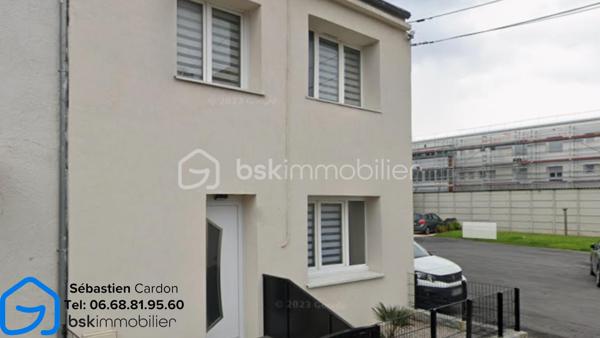 Maison semi individuelle de 60 m² avec jardin – Fort potentiel !

Découvrez cette agréable maison semi individuelle d'environ 65 m², offrant un cadre de vie fonctionnel et de nombreux atouts techniques.

Au rez-de-chaussée, vous trouverez :

Une entrée avec placard intégré.
Une belle pièce de vie ouverte comprenant le salon, le séjour et l'espace cuisine, offrant un espace convivial et lumineux.

À l'étage, un palier dessert :

Deux chambres de 12 m² et 9 m².
Un bureau de 6,5 m², pouvant également être aménagé en dressing selon vos besoins.

Les extérieurs et annexes :

Une cave d'environ 16 m².
Une cour/jardin d'environ 30 m², idéale pour profiter des beaux jours.

Les atouts du bien :

Assainissement raccordé au tout-à-l'égout.
Panneaux solaires sous garantie décennale.
Installation électrique entièrement refaite et conforme!
Menuiseries en double vitrage.
Isolation thermique par l'extérieur.
Combles isolés.
Chauffage électrique complété par un poêle à bois.

Travaux à prévoir :
La maison nécessite uniquement des travaux de finition pour la personnaliser à votre goût :

Installation d'une cuisine.
Rénovation de la salle de bains.
Pose des revêtements de sol bas et finir de poncer le parquet du haut, et rénovation des plafonds.

Visite virtuel sur demande sur :  s.cardon@bskimmobilier.com , Cni obligatoire 

Cette maison représente une belle opportunité pour un premier achat ou un investissement, avec une base technique saine et des travaux déjà réalisés, ne laissant que les finitions esthétiques à prévoir.

À visiter sans tarder !