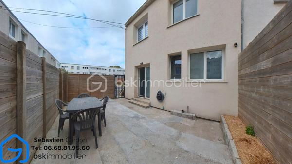 Maison semi individuelle de 60 m² avec jardin – Fort potentiel !

Découvrez cette agréable maison semi individuelle d'environ 65 m², offrant un cadre de vie fonctionnel et de nombreux atouts techniques.

Au rez-de-chaussée, vous trouverez :

Une entrée avec placard intégré.
Une belle pièce de vie ouverte comprenant le salon, le séjour et l'espace cuisine, offrant un espace convivial et lumineux.

À l'étage, un palier dessert :

Deux chambres de 12 m² et 9 m².
Un bureau de 6,5 m², pouvant également être aménagé en dressing selon vos besoins.

Les extérieurs et annexes :

Une cave d'environ 16 m².
Une cour/jardin d'environ 30 m², idéale pour profiter des beaux jours.

Les atouts du bien :

Assainissement raccordé au tout-à-l'égout.
Panneaux solaires sous garantie décennale.
Installation électrique entièrement refaite et conforme!
Menuiseries en double vitrage.
Isolation thermique par l'extérieur.
Combles isolés.
Chauffage électrique complété par un poêle à bois.

Travaux à prévoir :
La maison nécessite uniquement des travaux de finition pour la personnaliser à votre goût :

Installation d'une cuisine.
Rénovation de la salle de bains.
Pose des revêtements de sol bas et finir de poncer le parquet du haut, et rénovation des plafonds.

Visite virtuel sur demande sur :  s.cardon@bskimmobilier.com , Cni obligatoire 

Cette maison représente une belle opportunité pour un premier achat ou un investissement, avec une base technique saine et des travaux déjà réalisés, ne laissant que les finitions esthétiques à prévoir.

À visiter sans tarder !