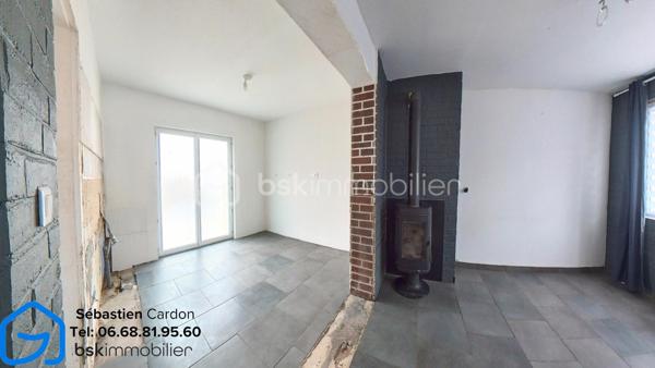 Maison semi individuelle de 60 m² avec jardin – Fort potentiel !

Découvrez cette agréable maison semi individuelle d'environ 65 m², offrant un cadre de vie fonctionnel et de nombreux atouts techniques.

Au rez-de-chaussée, vous trouverez :

Une entrée avec placard intégré.
Une belle pièce de vie ouverte comprenant le salon, le séjour et l'espace cuisine, offrant un espace convivial et lumineux.

À l'étage, un palier dessert :

Deux chambres de 12 m² et 9 m².
Un bureau de 6,5 m², pouvant également être aménagé en dressing selon vos besoins.

Les extérieurs et annexes :

Une cave d'environ 16 m².
Une cour/jardin d'environ 30 m², idéale pour profiter des beaux jours.

Les atouts du bien :

Assainissement raccordé au tout-à-l'égout.
Panneaux solaires sous garantie décennale.
Installation électrique entièrement refaite et conforme!
Menuiseries en double vitrage.
Isolation thermique par l'extérieur.
Combles isolés.
Chauffage électrique complété par un poêle à bois.

Travaux à prévoir :
La maison nécessite uniquement des travaux de finition pour la personnaliser à votre goût :

Installation d'une cuisine.
Rénovation de la salle de bains.
Pose des revêtements de sol bas et finir de poncer le parquet du haut, et rénovation des plafonds.

Visite virtuel sur demande sur :  s.cardon@bskimmobilier.com , Cni obligatoire 

Cette maison représente une belle opportunité pour un premier achat ou un investissement, avec une base technique saine et des travaux déjà réalisés, ne laissant que les finitions esthétiques à prévoir.

À visiter sans tarder !