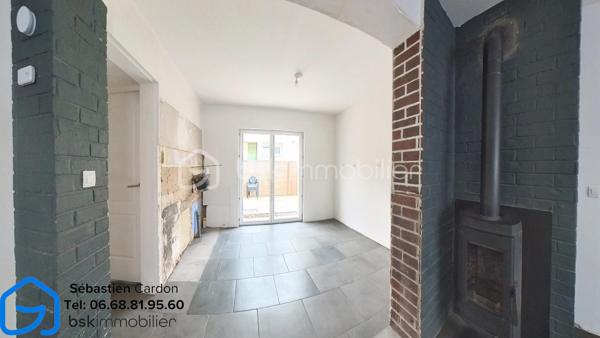 Maison semi individuelle de 60 m² avec jardin – Fort potentiel !

Découvrez cette agréable maison semi individuelle d'environ 65 m², offrant un cadre de vie fonctionnel et de nombreux atouts techniques.

Au rez-de-chaussée, vous trouverez :

Une entrée avec placard intégré.
Une belle pièce de vie ouverte comprenant le salon, le séjour et l'espace cuisine, offrant un espace convivial et lumineux.

À l'étage, un palier dessert :

Deux chambres de 12 m² et 9 m².
Un bureau de 6,5 m², pouvant également être aménagé en dressing selon vos besoins.

Les extérieurs et annexes :

Une cave d'environ 16 m².
Une cour/jardin d'environ 30 m², idéale pour profiter des beaux jours.

Les atouts du bien :

Assainissement raccordé au tout-à-l'égout.
Panneaux solaires sous garantie décennale.
Installation électrique entièrement refaite et conforme!
Menuiseries en double vitrage.
Isolation thermique par l'extérieur.
Combles isolés.
Chauffage électrique complété par un poêle à bois.

Travaux à prévoir :
La maison nécessite uniquement des travaux de finition pour la personnaliser à votre goût :

Installation d'une cuisine.
Rénovation de la salle de bains.
Pose des revêtements de sol bas et finir de poncer le parquet du haut, et rénovation des plafonds.

Visite virtuel sur demande sur :  s.cardon@bskimmobilier.com , Cni obligatoire 

Cette maison représente une belle opportunité pour un premier achat ou un investissement, avec une base technique saine et des travaux déjà réalisés, ne laissant que les finitions esthétiques à prévoir.

À visiter sans tarder !