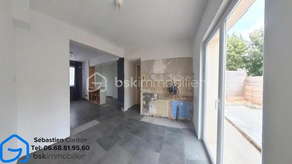Maison semi individuelle de 60 m² avec jardin – Fort potentiel !

Découvrez cette agréable maison semi individuelle d'environ 65 m², offrant un cadre de vie fonctionnel et de nombreux atouts techniques.

Au rez-de-chaussée, vous trouverez :

Une entrée avec placard intégré.
Une belle pièce de vie ouverte comprenant le salon, le séjour et l'espace cuisine, offrant un espace convivial et lumineux.

À l'étage, un palier dessert :

Deux chambres de 12 m² et 9 m².
Un bureau de 6,5 m², pouvant également être aménagé en dressing selon vos besoins.

Les extérieurs et annexes :

Une cave d'environ 16 m².
Une cour/jardin d'environ 30 m², idéale pour profiter des beaux jours.

Les atouts du bien :

Assainissement raccordé au tout-à-l'égout.
Panneaux solaires sous garantie décennale.
Installation électrique entièrement refaite et conforme!
Menuiseries en double vitrage.
Isolation thermique par l'extérieur.
Combles isolés.
Chauffage électrique complété par un poêle à bois.

Travaux à prévoir :
La maison nécessite uniquement des travaux de finition pour la personnaliser à votre goût :

Installation d'une cuisine.
Rénovation de la salle de bains.
Pose des revêtements de sol bas et finir de poncer le parquet du haut, et rénovation des plafonds.

Visite virtuel sur demande sur :  s.cardon@bskimmobilier.com , Cni obligatoire 

Cette maison représente une belle opportunité pour un premier achat ou un investissement, avec une base technique saine et des travaux déjà réalisés, ne laissant que les finitions esthétiques à prévoir.

À visiter sans tarder !