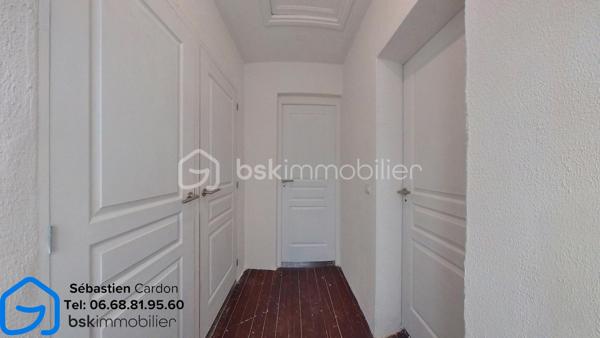 Maison semi individuelle de 60 m² avec jardin – Fort potentiel !

Découvrez cette agréable maison semi individuelle d'environ 65 m², offrant un cadre de vie fonctionnel et de nombreux atouts techniques.

Au rez-de-chaussée, vous trouverez :

Une entrée avec placard intégré.
Une belle pièce de vie ouverte comprenant le salon, le séjour et l'espace cuisine, offrant un espace convivial et lumineux.

À l'étage, un palier dessert :

Deux chambres de 12 m² et 9 m².
Un bureau de 6,5 m², pouvant également être aménagé en dressing selon vos besoins.

Les extérieurs et annexes :

Une cave d'environ 16 m².
Une cour/jardin d'environ 30 m², idéale pour profiter des beaux jours.

Les atouts du bien :

Assainissement raccordé au tout-à-l'égout.
Panneaux solaires sous garantie décennale.
Installation électrique entièrement refaite et conforme!
Menuiseries en double vitrage.
Isolation thermique par l'extérieur.
Combles isolés.
Chauffage électrique complété par un poêle à bois.

Travaux à prévoir :
La maison nécessite uniquement des travaux de finition pour la personnaliser à votre goût :

Installation d'une cuisine.
Rénovation de la salle de bains.
Pose des revêtements de sol bas et finir de poncer le parquet du haut, et rénovation des plafonds.

Visite virtuel sur demande sur :  s.cardon@bskimmobilier.com , Cni obligatoire 

Cette maison représente une belle opportunité pour un premier achat ou un investissement, avec une base technique saine et des travaux déjà réalisés, ne laissant que les finitions esthétiques à prévoir.

À visiter sans tarder !
