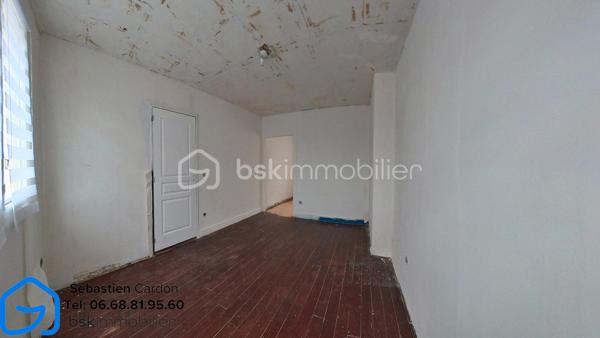 Maison semi individuelle de 60 m² avec jardin – Fort potentiel !

Découvrez cette agréable maison semi individuelle d'environ 65 m², offrant un cadre de vie fonctionnel et de nombreux atouts techniques.

Au rez-de-chaussée, vous trouverez :

Une entrée avec placard intégré.
Une belle pièce de vie ouverte comprenant le salon, le séjour et l'espace cuisine, offrant un espace convivial et lumineux.

À l'étage, un palier dessert :

Deux chambres de 12 m² et 9 m².
Un bureau de 6,5 m², pouvant également être aménagé en dressing selon vos besoins.

Les extérieurs et annexes :

Une cave d'environ 16 m².
Une cour/jardin d'environ 30 m², idéale pour profiter des beaux jours.

Les atouts du bien :

Assainissement raccordé au tout-à-l'égout.
Panneaux solaires sous garantie décennale.
Installation électrique entièrement refaite et conforme!
Menuiseries en double vitrage.
Isolation thermique par l'extérieur.
Combles isolés.
Chauffage électrique complété par un poêle à bois.

Travaux à prévoir :
La maison nécessite uniquement des travaux de finition pour la personnaliser à votre goût :

Installation d'une cuisine.
Rénovation de la salle de bains.
Pose des revêtements de sol bas et finir de poncer le parquet du haut, et rénovation des plafonds.

Visite virtuel sur demande sur :  s.cardon@bskimmobilier.com , Cni obligatoire 

Cette maison représente une belle opportunité pour un premier achat ou un investissement, avec une base technique saine et des travaux déjà réalisés, ne laissant que les finitions esthétiques à prévoir.

À visiter sans tarder !
