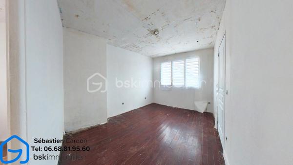 Maison semi individuelle de 60 m² avec jardin – Fort potentiel !

Découvrez cette agréable maison semi individuelle d'environ 65 m², offrant un cadre de vie fonctionnel et de nombreux atouts techniques.

Au rez-de-chaussée, vous trouverez :

Une entrée avec placard intégré.
Une belle pièce de vie ouverte comprenant le salon, le séjour et l'espace cuisine, offrant un espace convivial et lumineux.

À l'étage, un palier dessert :

Deux chambres de 12 m² et 9 m².
Un bureau de 6,5 m², pouvant également être aménagé en dressing selon vos besoins.

Les extérieurs et annexes :

Une cave d'environ 16 m².
Une cour/jardin d'environ 30 m², idéale pour profiter des beaux jours.

Les atouts du bien :

Assainissement raccordé au tout-à-l'égout.
Panneaux solaires sous garantie décennale.
Installation électrique entièrement refaite et conforme!
Menuiseries en double vitrage.
Isolation thermique par l'extérieur.
Combles isolés.
Chauffage électrique complété par un poêle à bois.

Travaux à prévoir :
La maison nécessite uniquement des travaux de finition pour la personnaliser à votre goût :

Installation d'une cuisine.
Rénovation de la salle de bains.
Pose des revêtements de sol bas et finir de poncer le parquet du haut, et rénovation des plafonds.

Visite virtuel sur demande sur :  s.cardon@bskimmobilier.com , Cni obligatoire 

Cette maison représente une belle opportunité pour un premier achat ou un investissement, avec une base technique saine et des travaux déjà réalisés, ne laissant que les finitions esthétiques à prévoir.

À visiter sans tarder !