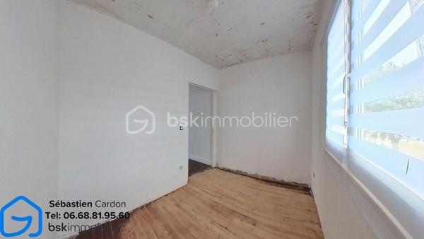 Maison semi individuelle de 60 m² avec jardin – Fort potentiel !

Découvrez cette agréable maison semi individuelle d'environ 65 m², offrant un cadre de vie fonctionnel et de nombreux atouts techniques.

Au rez-de-chaussée, vous trouverez :

Une entrée avec placard intégré.
Une belle pièce de vie ouverte comprenant le salon, le séjour et l'espace cuisine, offrant un espace convivial et lumineux.

À l'étage, un palier dessert :

Deux chambres de 12 m² et 9 m².
Un bureau de 6,5 m², pouvant également être aménagé en dressing selon vos besoins.

Les extérieurs et annexes :

Une cave d'environ 16 m².
Une cour/jardin d'environ 30 m², idéale pour profiter des beaux jours.

Les atouts du bien :

Assainissement raccordé au tout-à-l'égout.
Panneaux solaires sous garantie décennale.
Installation électrique entièrement refaite et conforme!
Menuiseries en double vitrage.
Isolation thermique par l'extérieur.
Combles isolés.
Chauffage électrique complété par un poêle à bois.

Travaux à prévoir :
La maison nécessite uniquement des travaux de finition pour la personnaliser à votre goût :

Installation d'une cuisine.
Rénovation de la salle de bains.
Pose des revêtements de sol bas et finir de poncer le parquet du haut, et rénovation des plafonds.

Visite virtuel sur demande sur :  s.cardon@bskimmobilier.com , Cni obligatoire 

Cette maison représente une belle opportunité pour un premier achat ou un investissement, avec une base technique saine et des travaux déjà réalisés, ne laissant que les finitions esthétiques à prévoir.

À visiter sans tarder !