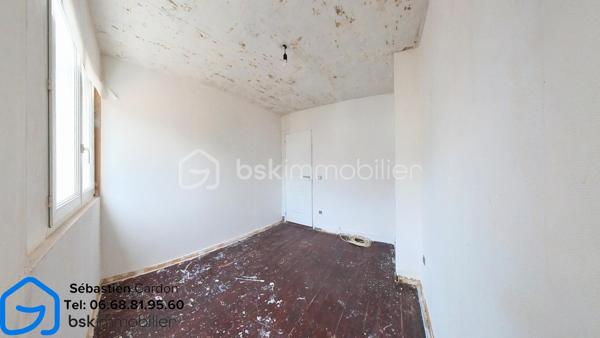 Maison semi individuelle de 60 m² avec jardin – Fort potentiel !

Découvrez cette agréable maison semi individuelle d'environ 65 m², offrant un cadre de vie fonctionnel et de nombreux atouts techniques.

Au rez-de-chaussée, vous trouverez :

Une entrée avec placard intégré.
Une belle pièce de vie ouverte comprenant le salon, le séjour et l'espace cuisine, offrant un espace convivial et lumineux.

À l'étage, un palier dessert :

Deux chambres de 12 m² et 9 m².
Un bureau de 6,5 m², pouvant également être aménagé en dressing selon vos besoins.

Les extérieurs et annexes :

Une cave d'environ 16 m².
Une cour/jardin d'environ 30 m², idéale pour profiter des beaux jours.

Les atouts du bien :

Assainissement raccordé au tout-à-l'égout.
Panneaux solaires sous garantie décennale.
Installation électrique entièrement refaite et conforme!
Menuiseries en double vitrage.
Isolation thermique par l'extérieur.
Combles isolés.
Chauffage électrique complété par un poêle à bois.

Travaux à prévoir :
La maison nécessite uniquement des travaux de finition pour la personnaliser à votre goût :

Installation d'une cuisine.
Rénovation de la salle de bains.
Pose des revêtements de sol bas et finir de poncer le parquet du haut, et rénovation des plafonds.

Visite virtuel sur demande sur :  s.cardon@bskimmobilier.com , Cni obligatoire 

Cette maison représente une belle opportunité pour un premier achat ou un investissement, avec une base technique saine et des travaux déjà réalisés, ne laissant que les finitions esthétiques à prévoir.

À visiter sans tarder !