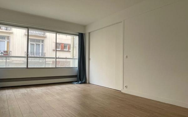 Appartement à vendre    1 pièce • 40,35 m2 Paris 16